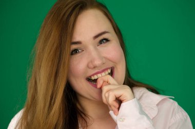 Gri arka planda evrensel yatay kadın portresi konsepti. Uzun saçlı güzel bir kızın fotoğrafı ve siyah elbiseli mükemmel makyaj farklı pozlarda duruyor..