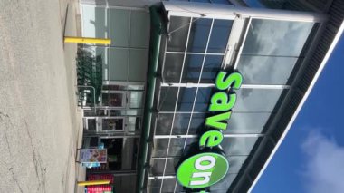 Surrey Canada 2023 'teki Save On Foods market perakende satış yerinin dışı.