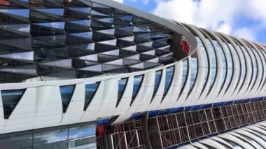 Kanada 'da gökdelenler inşa ediliyor. Vancouver şehir merkezinde mavi gökyüzüne karşı inşa ediliyor. Uzay ağaçları gibi camlı uzun bir bina.