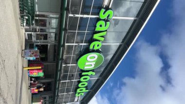 Surrey Canada 2023 'teki Save On Foods market perakende satış yerinin dışı.