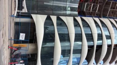 Kanada 'da gökdelenler inşa ediliyor. Vancouver şehir merkezinde mavi gökyüzüne karşı inşa ediliyor. Uzay ağaçları gibi camlı uzun bir bina.