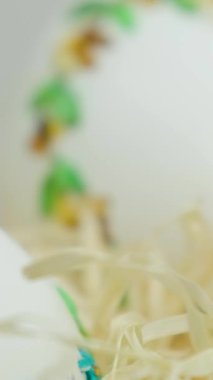 Dekoratif kumaş çiçeklerle süslenmiş eski bir vazoda zarif mavi yumurtalar. Seçici odaklı Mutlu Paskalyalar tebrikleri için güzel bir çiçek arkaplanı. Mutlu Paskalyalar.