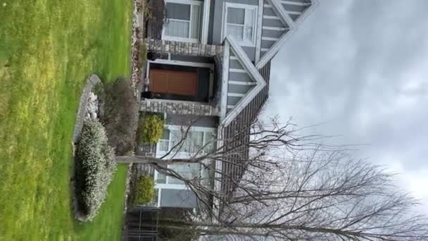 温哥华附近的萨里市美丽的新房子加拿大温哥华附近的私人部门云雾如图所示 杂志希望有这样的豪宅街道树建造两层楼的小屋加拿大2023 — 图库视频影像