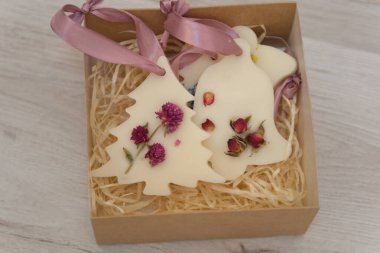 Kadın evde mum yapıyor, kadın ellerini kapatıyor tavadan silikon kalıba sarı sıvı balmumu döküyor. Yüksek kalitede kesilmiş vetil mum aromalı mum yapar.