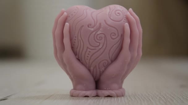 Corazón Formado Con Las Manos Una Vela Ardiente Escultura Cera — Vídeo de stock