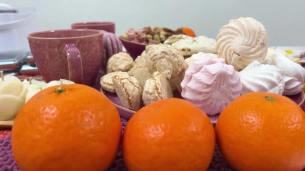 Döner Bir Stantta Dönen Her Türlü Meyveyle Süslenmiş Yeni Yıl — Stok video