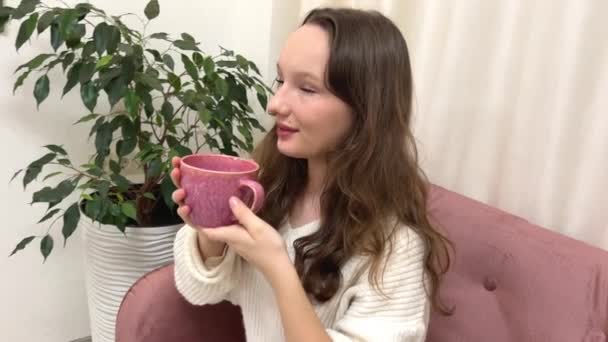 Όμορφη Κοπέλα Πίνει Τσάι Μετά Τις Διαδικασίες Μασάζ Στο Σαλόνι — Αρχείο Βίντεο