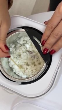 Kavanozlara sıvı mum döküldüğünü gösteren yaratıcı bir meşgale. Kadının mum kavanozuna soya mumu dökerkenki yavaş çekimi.