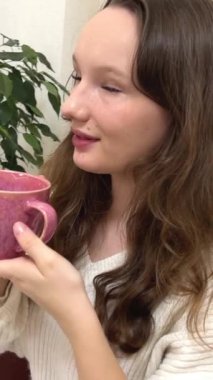 Güzel kız masaj yaptıktan sonra kaplıcada çay içer.