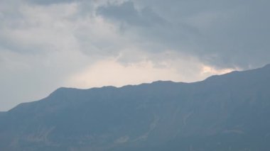Güney Arnavutluk. Arnavutluk 'un Cirokaster kentindeki saat kulesi kalesi Osmanlı mirası açıkça görülüyor. Kasabanın devasa kalesi panoramik manzaralar sunuyor. UNESCO sokaklarında eski Cirokaster kasabası listelendi