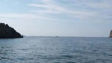 Yunanistan 'ın Paxos Adası' ndaki güzel bir körfezde yelkenliler. Yunanistan Korfu adası Pontikonisi bölgesi Korfu adasında uçakla uçuyor, Yunanistan