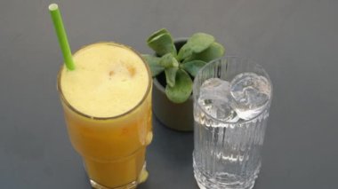 Meyve suyuna buz ekle. Vitamin içeceği. Serinletici ve sağlıklı yiyecekler