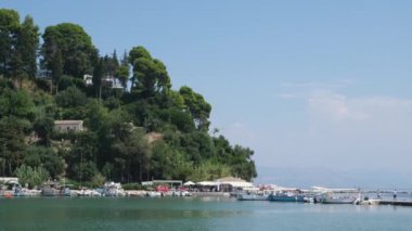 Yunanistan 'ın Paxos Adası' ndaki güzel bir körfezde yelkenliler. Yunanistan Korfu adası Pontikonisi bölgesi Korfu adasında uçakla uçuyor, Yunanistan