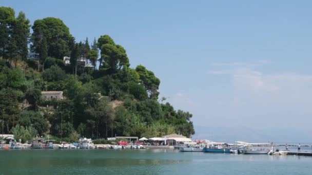 船在一个美丽的海湾 帕克斯岛 希腊科孚岛Pontikonisi地区科孚岛上有飞机飞行 — 图库视频影像
