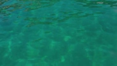 Yunanistan 'ın Paxos Adası' ndaki güzel bir körfezde yelkenliler. Yunanistan Korfu adası Pontikonisi bölgesi Korfu adasında uçakla uçuyor, Yunanistan