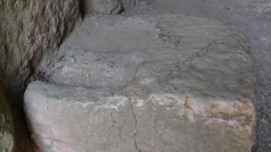Güney Arnavutluk. Arnavutluk 'un Cirokaster kentindeki saat kulesi kalesi Osmanlı mirası açıkça görülüyor. Kasabanın devasa kalesi panoramik manzaralar sunuyor. UNESCO sokaklarında eski Cirokaster kasabası listelendi