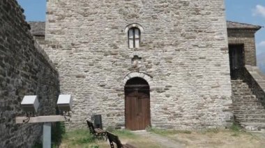Güney Arnavutluk. Arnavutluk 'un Cirokaster kentindeki saat kulesi kalesi Osmanlı mirası açıkça görülüyor. Kasabanın devasa kalesi panoramik manzaralar sunuyor. UNESCO sokaklarında eski Cirokaster kasabası listelendi