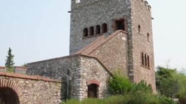 Güney Arnavutluk. Arnavutluk 'un Cirokaster kentindeki saat kulesi kalesi Osmanlı mirası açıkça görülüyor. Kasabanın devasa kalesi panoramik manzaralar sunuyor. UNESCO sokaklarında eski Cirokaster kasabası listelendi