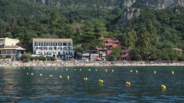 Yunanistan 'ın Paxos Adası' ndaki güzel bir körfezde yelkenliler. Yunanistan Korfu adası Pontikonisi bölgesi Korfu adasında uçakla uçuyor, Yunanistan