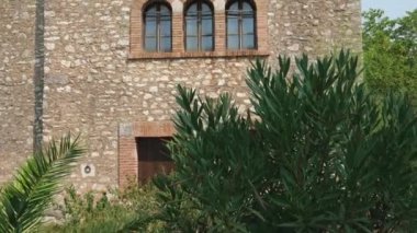 Güney Arnavutluk. Arnavutluk 'un Cirokaster kentindeki saat kulesi kalesi Osmanlı mirası açıkça görülüyor. Kasabanın devasa kalesi panoramik manzaralar sunuyor. UNESCO sokaklarında eski Cirokaster kasabası listelendi