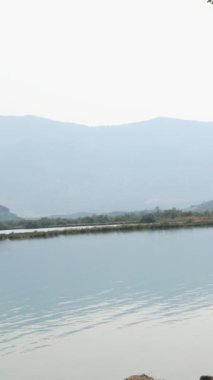 Güney Arnavutluk. Arnavutluk 'un Cirokaster kentindeki saat kulesi kalesi Osmanlı mirası açıkça görülüyor. Kasabanın devasa kalesi panoramik manzaralar sunuyor. UNESCO sokaklarında eski Cirokaster kasabası listelendi