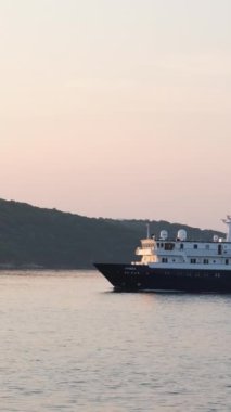 Güney Arnavutluk. Arnavutluk 'un Cirokaster kentindeki saat kulesi kalesi Osmanlı mirası açıkça görülüyor. Kasabanın devasa kalesi panoramik manzaralar sunuyor. UNESCO sokaklarında eski Cirokaster kasabası listelendi