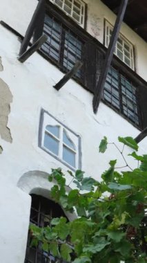 Güney Arnavutluk. Arnavutluk 'un Cirokaster kentindeki saat kulesi kalesi Osmanlı mirası açıkça görülüyor. Kasabanın devasa kalesi panoramik manzaralar sunuyor. UNESCO sokaklarında eski Cirokaster kasabası listelendi