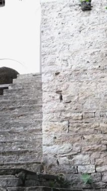 Güney Arnavutluk. Arnavutluk 'un Cirokaster kentindeki saat kulesi kalesi Osmanlı mirası açıkça görülüyor. Kasabanın devasa kalesi panoramik manzaralar sunuyor. UNESCO sokaklarında eski Cirokaster kasabası listelendi