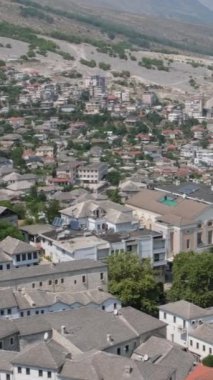 Güney Arnavutluk. Arnavutluk 'un Cirokaster kentindeki saat kulesi kalesi Osmanlı mirası açıkça görülüyor. Kasabanın devasa kalesi panoramik manzaralar sunuyor. UNESCO sokaklarında eski Cirokaster kasabası listelendi