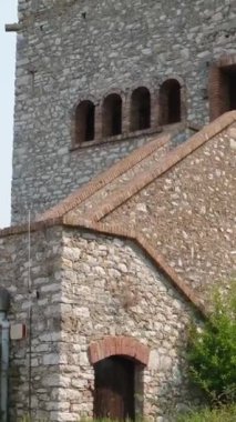 Güney Arnavutluk. Arnavutluk 'un Cirokaster kentindeki saat kulesi kalesi Osmanlı mirası açıkça görülüyor. Kasabanın devasa kalesi panoramik manzaralar sunuyor. UNESCO sokaklarında eski Cirokaster kasabası listelendi