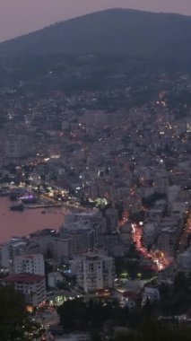 Güney Arnavutluk. Arnavutluk 'un Cirokaster kentindeki saat kulesi kalesi Osmanlı mirası açıkça görülüyor. Kasabanın devasa kalesi panoramik manzaralar sunuyor. UNESCO sokaklarında eski Cirokaster kasabası listelendi