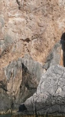 Yunanistan 'ın Paxos Adası' ndaki güzel bir körfezde yelkenliler. Yunanistan Korfu adası Pontikonisi bölgesi Korfu adasında uçakla uçuyor, Yunanistan