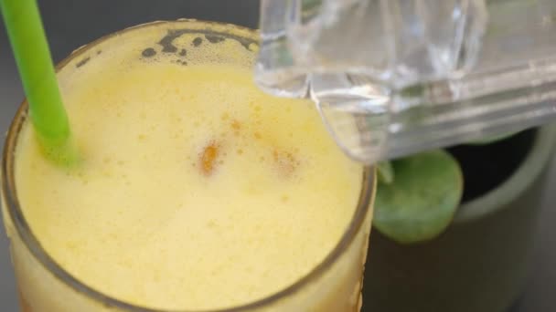 클로즈업 큐브와 건강한 식단을위한 Glassware의 비타민과 신선한 오렌지 차가운 음료와 — 비디오