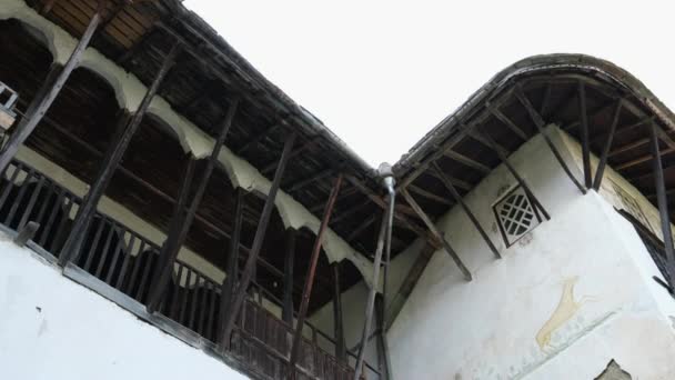 阿尔巴尼亚南部 在Gjirokaster的钟楼城堡 阿尔巴尼亚奥斯曼帝国的遗产是显而易见的 这个城市巨大的城堡提供了全景 Gjirokaster古城的街道 — 图库视频影像