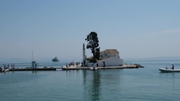 美しい湾 パクソス島 ギリシャのセイルボート ギリシャ コルフ島 コルフ島のポンティコニシ地域 飛行機 ギリシャ — ストック動画