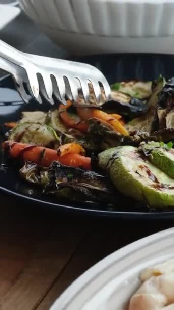 意大利面和海鲜 用蘑菇和香草烤蔬菜 烤色彩艳丽的蔬菜 西葫芦 盘子上的茄子 浅灰石板 石料或混凝土背景 — 图库视频影像