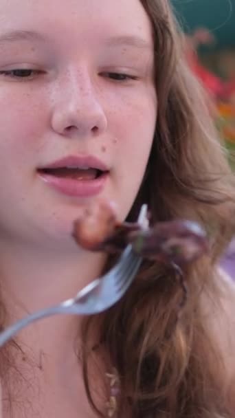 Κορίτσι Τρώει Χταπόδι Ευχαρίστηση Θηλυκό Ταξιδιώτη Πρόσωπο Κάμερα Ένα Σουβλάκι — Αρχείο Βίντεο