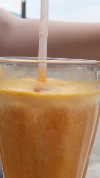 果汁水与冰块里面玻璃杯的衣服 含有天然液体维生素的新鲜橙子饮料在玻璃器皿中 用于健康美味的饮食 好的现代菜单和冰镇饮料 — 图库视频影像