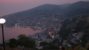 Güney Arnavutluk. Arnavutluk 'un Cirokaster kentindeki saat kulesi kalesi Osmanlı mirası açıkça görülüyor. Kasabanın devasa kalesi panoramik manzaralar sunuyor. UNESCO sokaklarında eski Cirokaster kasabası listelendi