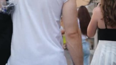 Nikiforu Theotoki Caddesi, Liston ve Spiniada Meydanı 'na kadar uzanan eski kasabadaki ünlü bir yaya sokağı. Yunanistan Korfu sokakları Korfu, Yunanistan 04.22.2024 