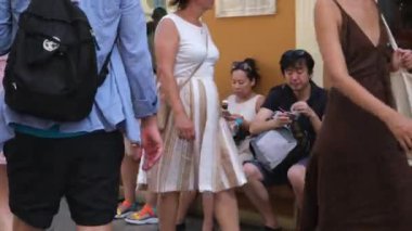 Nikiforu Theotoki Caddesi, Liston ve Spiniada Meydanı 'na kadar uzanan eski kasabadaki ünlü bir yaya sokağı. Yunanistan Korfu sokakları Korfu, Yunanistan 04.22.2024 