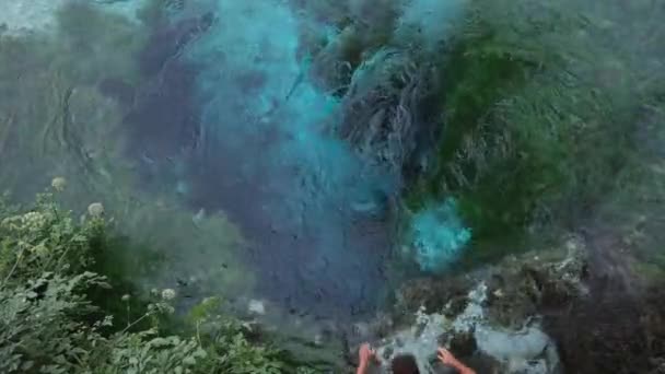 Албания Голубоглазый Человек Ныряет Бездну Глубокую Прозрачную Чистую Воду Защитой — стоковое видео