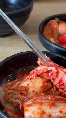 Napa Cabbage Kimchi Mastery: Taze Pişmiş Kimchi Kimchi gimchi Corea 'nın 4K Yakın Çekimi