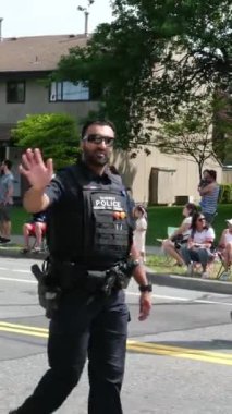 Vancouver 'daki eşcinsel geçit töreni farklı kostümlü eski arabalarla caddede yürüyor renkli eğlence seçimleri yapıyor. Vancouver Kanada 'da lezbiyen gey transseksüeller 09.09.2023