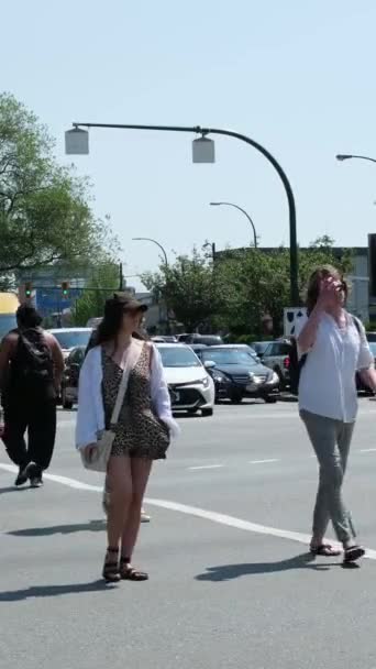 Vancouver Daki Eşcinsel Geçit Töreni Farklı Kostümlü Eski Arabalarla Caddede — Stok video