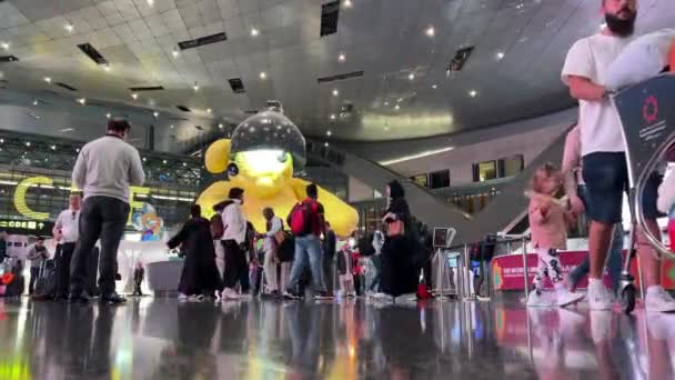 真实生活的人们多哈哈马德卡塔尔航空公司卡塔尔 多哈机场04 2024 — 图库视频影像