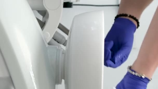 Reinigung Zahnarztpraxis Wischen Feuchtigkeit Mit Sterilen Tuch Ausrüstung Waschbecken Zum — Stockvideo
