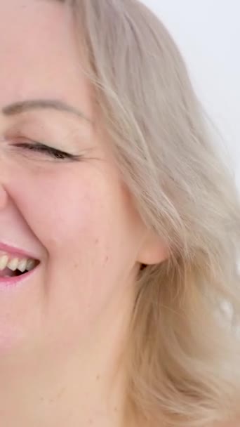 Κατακόρυφο Βίντεο Ειλικρινής Ευτυχισμένο Χαμόγελο Απόλαυση Γυναίκα Πρόσωπο Λευκό Φόντο — Αρχείο Βίντεο