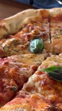Pan kamerasının iki margarita pizzası arasındaki görüntüsü.