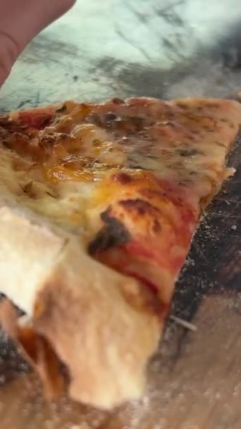 Hand Nimmt Letztes Stück Dünne Knusprige Pizza Auf Holzteller Mit — Stockvideo